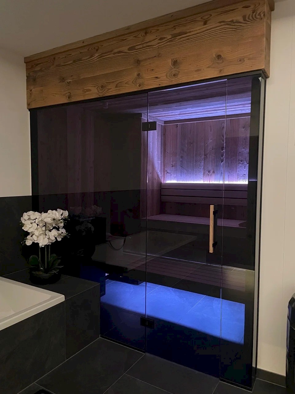 Glasfront für eine Altholzsauna